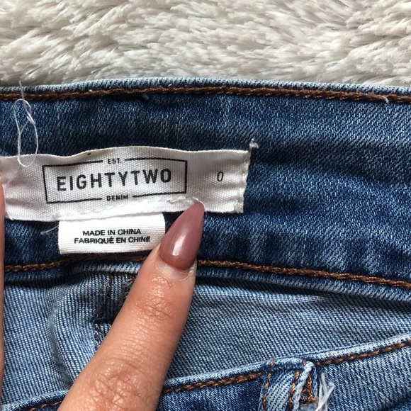 Mid Rise Distressed Jeans - Picture 4 of 5